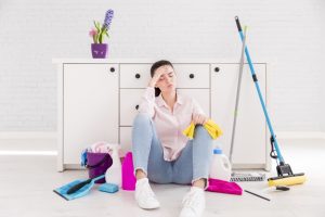 woman cleaning her home 23 2148118467 300x200 - «Я не допомагаю своїй дружині»: пост чоловіка викликав бурхливу дискусію в соціальній мережі